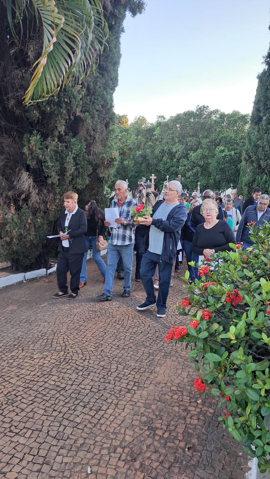 Procissão com a imagem de Santa Maria Madalena